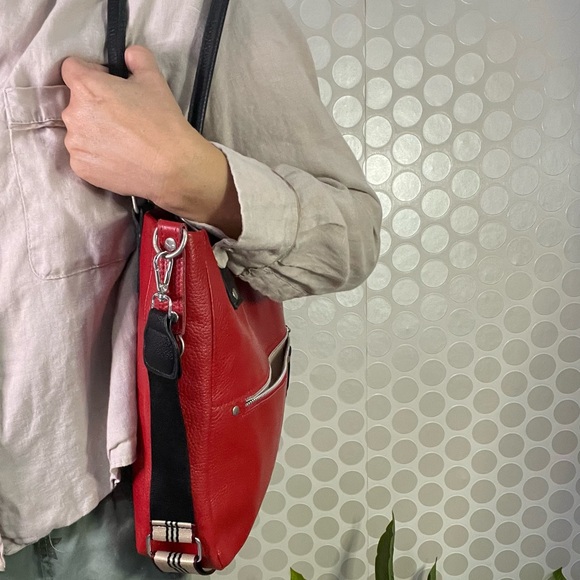 Satchel bag for women in red and black 100% leather, strap. Excellent quality. - Picture 15 of 17